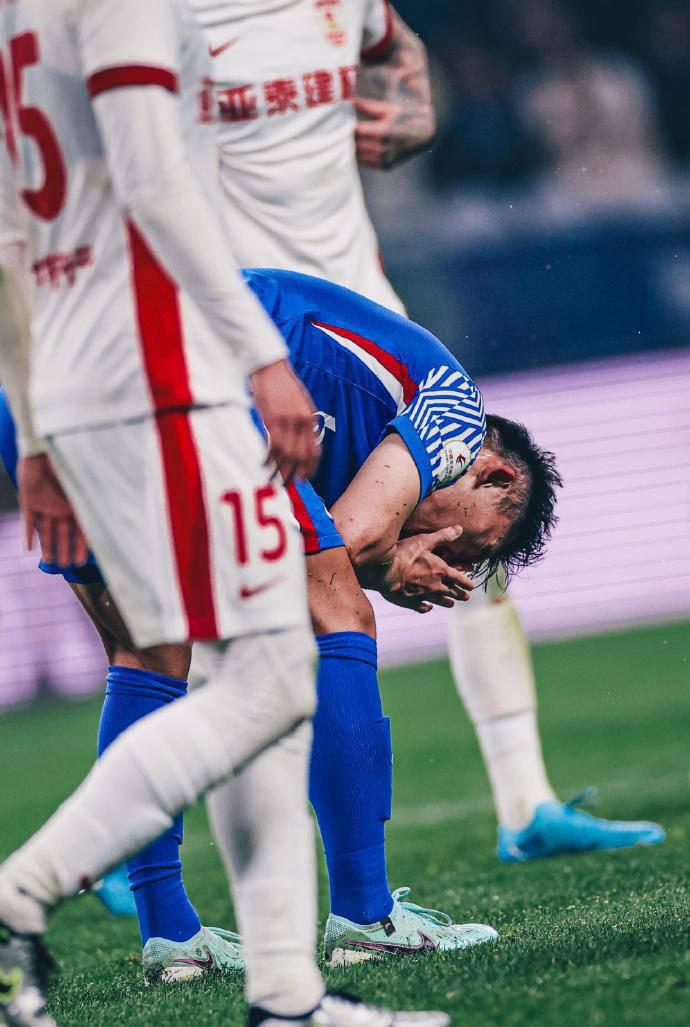 爱游戏官网app-队员伤亡:球队替补难以填补