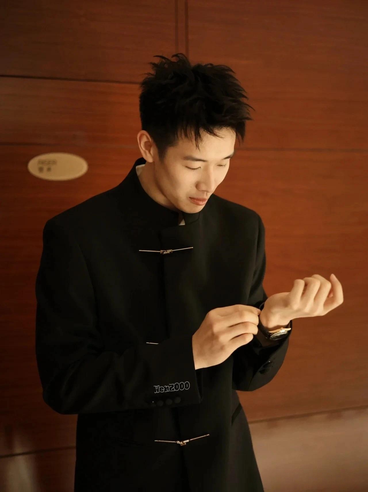 爱游戏入口-球技精湛的年轻球员引人瞩目