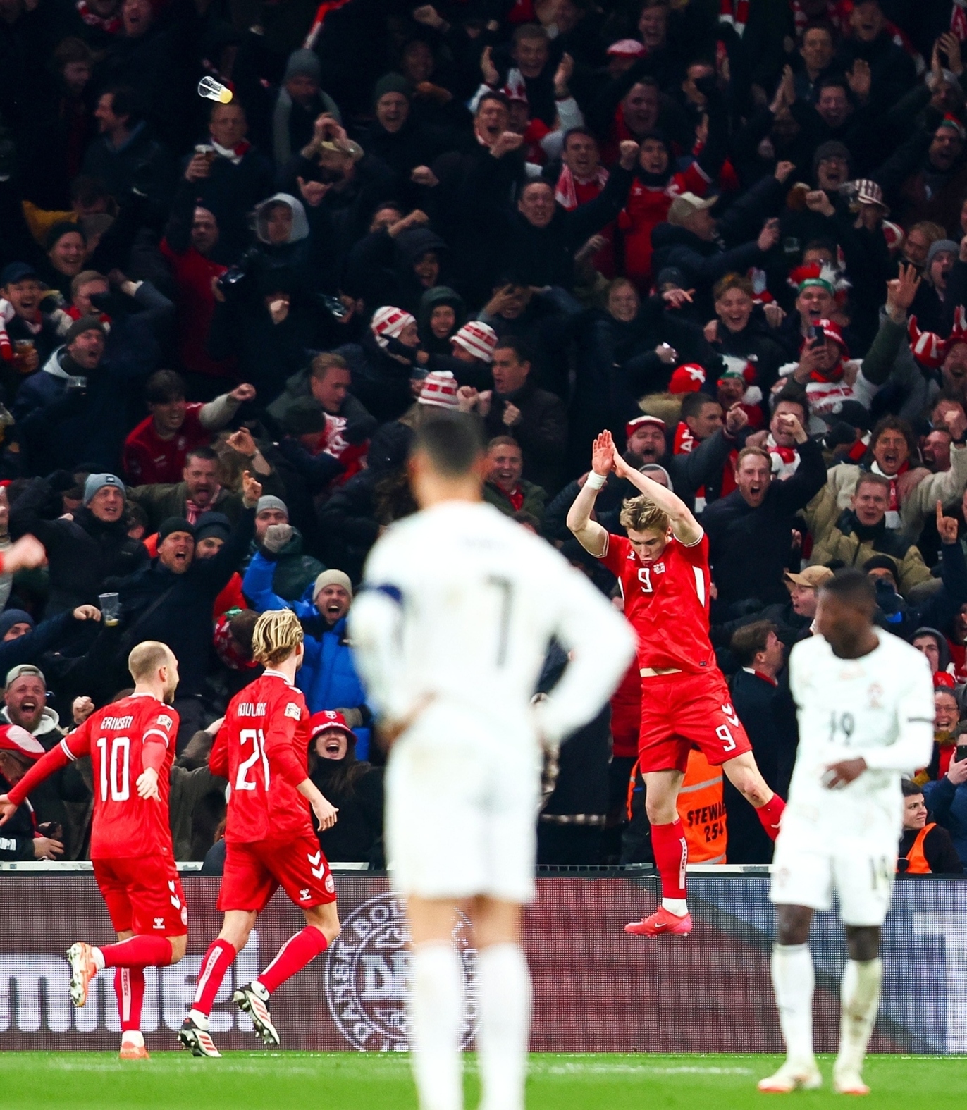 爱游戏电竞-热衷欧国家队锦标赛的国际球迷，聚焦这场大战的简单介绍