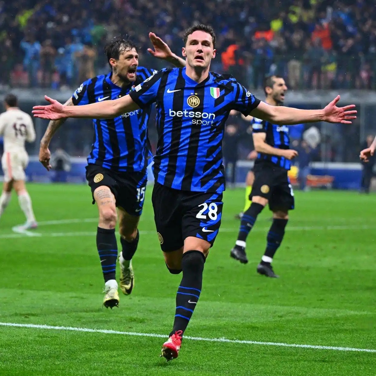 爱游戏娱乐-欧国联赛上演惊天大逆转！球星光芒耀眼的简单介绍