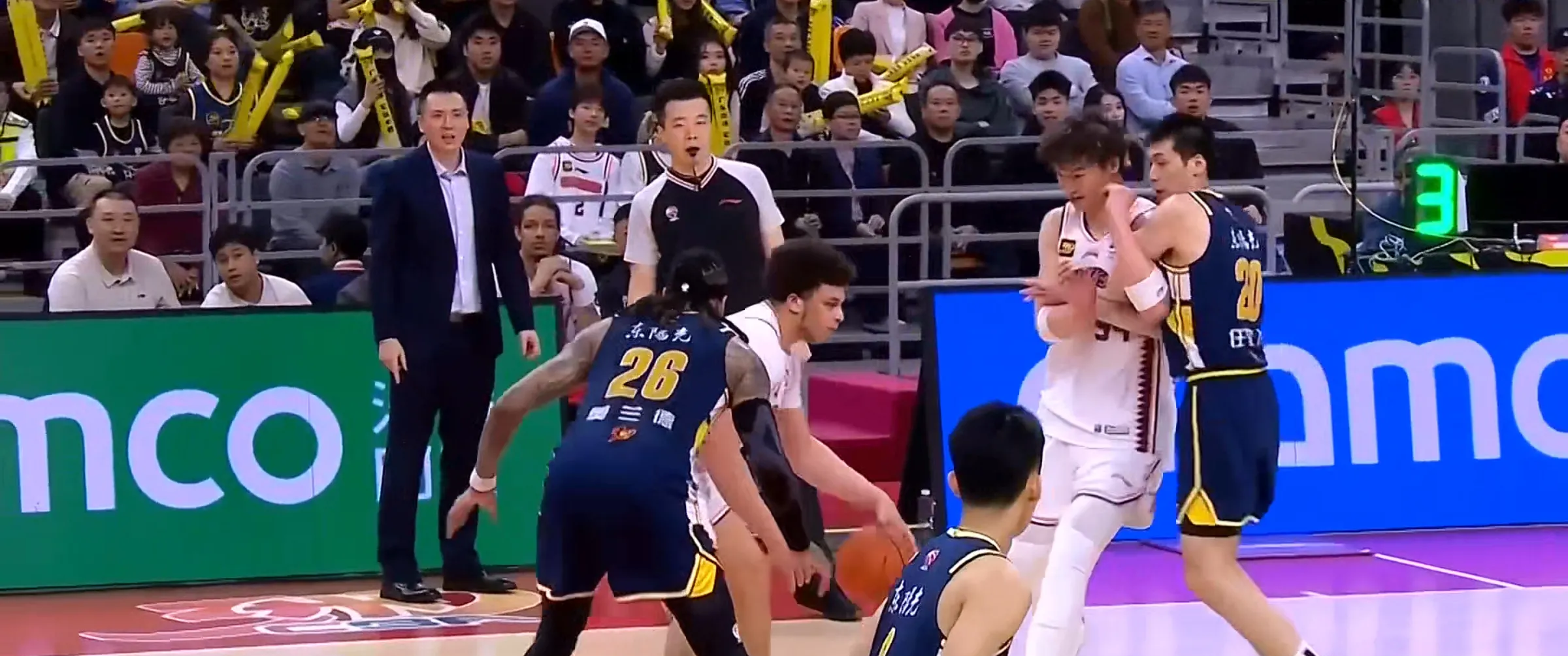 爱游戏竞技-广东队主场大胜上海队，避免出现两连败的尴尬