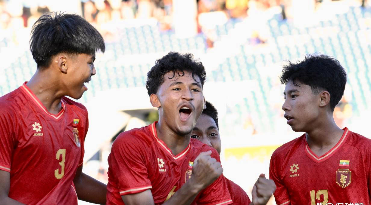 爱游戏app下载地址-比赛中表现出色的球员引起关注和赞誉