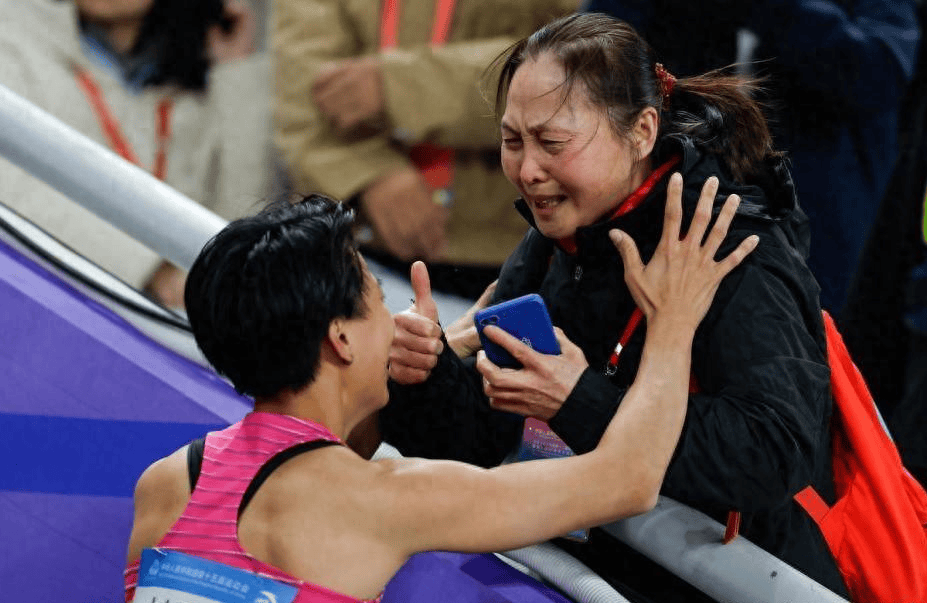 爱游戏链接-运动员连下两城，实现逆袭夺冠